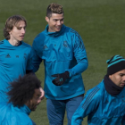 Marcelo, Modric, Ronaldo y Casemiro, durante el entrenamiento de este martes en la ciudad deportiva blanca.-AP