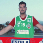 Lombera posa con los colores del Estela. su anterior club.-CD ESTELA