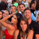 Messi, Suárez, Cesc, Alba y Pepe Costa y sus respectivas parejas, más la hija mayor de la mujer de Cesc, durante el concierto en Ibiza.-INSTAGRAM