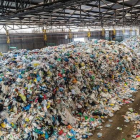 Montaña de envases a la espera de su clasificación en la planta metropolitana de reciclaje de residuos de Gavà-Viladecans.-NÚRIA PUENTES
