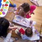 Una madre observa cómo sus hijas desempaquetan los regalos que Sus Majestades han dejado durante la noche.-SANTI OTERO