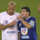 Maradona y Verón tuvieron un pequeño roce en el partido por la Paz.-EL PERIÓDICO