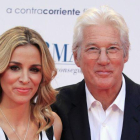 El actor Richard Gere y la empresaria Alejandra Silva, durante la presentación de la película Norman, el hombre que lo conseguía todo.-VÍCTOR LERENA (EFE)