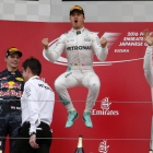 Nico Rosberg celebra la victoria, con Max Verstappen, segundo, y Lewis Hamilton, tercero, en Suzuka.-AP