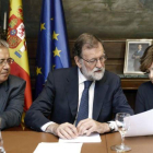 El presidente del Gobierno  Mariano Rajoy , junto al ministro del Interior  Juan Ignacio Zoido  y la vicepresidenta Soraya Saenz de Santamaria.-ANDREU DALMAU/EFE