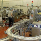 Una empleada en una de las líneas de producción inauguradas oficialmente ayer-El Mundo