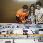 Participantes de una edición anterior de la First Lego League manos a la obra.-Santi Otero