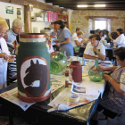 Las mujeres realizan talleres de arte, pintura, recuperación de muebles... y siempre lo hacen juntas.-ECB