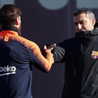 Messi y Valverde se saludan en el inicio del entrenamiento.-ALEJANDRO GARCÍA