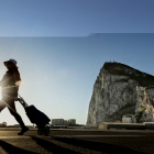 Una mujer camina por La Línea de la Concepción (Cádiz), justo en la frontera entre España y Gibraltar.-DANIEL OCHOA DE OLZA (AP)