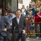 Messi sale del juzgado de Gavá, junto a su abogado y su hermano Rodrigo.-JOAN CORTADELLAS