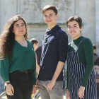 A la izquierda, Estela Moreno, acompañada de Saúl Gallego y Claudia Sagredo, en la entrada del centro educativo.-RAÚL G. OCHOA