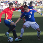 Deulafeu recorta al defensor croata durante el partido.-RAÚL G. OCHOA