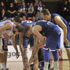 Anton Maresch se duele en el suelo después de sufrir el pasado viernes una rotura de los huesos propios de la nariz.-MARÍA GONZÁLEZ / CBM