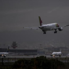 Los representantes del aeropuerto afirman que la instalación está funcionando con energía auxiliar. /-JORDI COTRINA