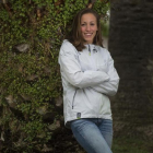 La nadadora Jessica Vall posa en el jardín del CN Sant Andreu, el club donde se siente como en casa y prepara el reto olímpico.-JORDI COTRINA