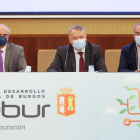 Gonzalo Salazar (UBU), Lorenzo Rodríguez y el alcalde de Villadiego, Ángel Carretón, durante la presentación de la jornada. SANTI OTERO