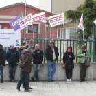Trabajadores de Cobur afectados por el EREextintivo planteado por Cobur durante una jornada de huelga.-RAÚL G. OCHOA