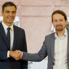 Pedro Sánchez y Pablo Iglesias tras formalizar el acuerdo sobre los Presupuestos del 2019, el pasado 11 de octubre-JOSE LUIS ROCA