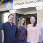 Foto de grupo de algunos de los viveristas de Sonsoles Ballvé tomada este martes a la puerta de las instalaciones.-RAÚL G. OCHOA