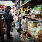 Una persona en Argentina revisa los precios de los productos básicos.-EFE