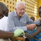 Jimmy Carter, en una campaña de control de la enfermedad de la lombriz de Guinea en el Hospital Savelugu, en Ghana.-Foto: CARTER CENTER / L. GUBB