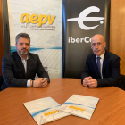 Jorge Villaverde Martín, presidente de la AEPV y Javier González Moreno, director provincial de Ibercaja en Burgos, firman el acuerdo. ECB