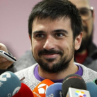 El dirigente de Podemos, Ramón Espinar, atiende a los medios.-PERIODICO (EFE / JAVIER LÓPEZ)