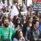 Un millar de personas se concentró ayer por la mañana en la Plaza del Mío Cid.-ISRAEL L. MURILLO