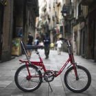 La bicicleta, ya recuperada, en la calle Hospital de Barcelona.-JORDI COTRINA