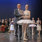 El alcalde de Torrelavega, José Manuel Cruz Viadero, entrega el galardón a Beatriz Gijón tras la final celebrada el domingo.-Ayuntamiento de Torrelavega