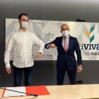 Álvaro Peso y Javier Casado, se saludan tras firmar el convenio. AJE