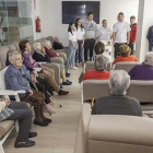 Alumnos del colegio Blanca de Castilla acudieron a la residencia para explicar el proyecto.-SANTI OTERO