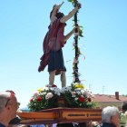 Pasar por debajo del Santo es tradición.-R. F.