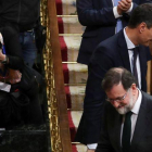 Mariano Rajoy Pedro Sánchez, se saludan tras conocer los resultados de la votación.-SERGIO PEREZ (REUTERS)