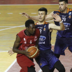 Akodo intenta superar la defensa de Sanchón.-SANTI OTERO