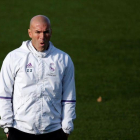Zinedine Zidane, durante el entrenamiento del Madrid de este viernes en Valdebebas.-REUTERS / JUAN MEDINA