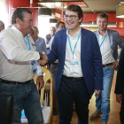 Alfonso Fernández-Mañueco y César Rico saludan a los afiliados antes de empezar el congreso del PP en Burgos-Oeste.-RAÚL G. OCHOA