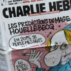 Un lector, con el número de la revista 'Charlie Hebdo'.-