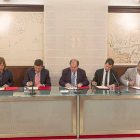 Pablo Fernández (Podemos), Carlos Fernández Carriedo (PP), Juan Vicente Herrera, Luis Tudanca (PSOE) y Luis Fuentes (Ciudadanos) en la firma.-Pablo Requejo