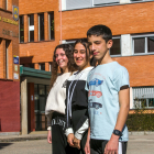 Tres de los cuatro alumnos que han creado el vídeo seleccionado en el patio del IES Comuneros de Castilla. TOMÁS ALONSO