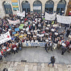 Más de 200 vecinos recibieron al consejero con pitidos y pancartas.-S. O.