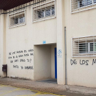 El lunes el estadio de fútbol apareció con pintadas denigrantes contra el polémico entrenador.-L. V.