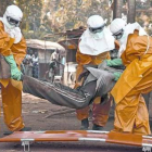 Sanitarios de la OMS retiran el cadáver de un enfermo de ébola en Guinea, el pasado enero.-Foto:   REUTERS / MISHA HUSSAIN