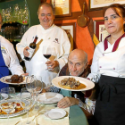 elección. Jesús y Juanjo Alejos y Teresa Martín presentan  sus tres platos favoritos y un vino tinto a Javier Angulo.-J.M. LOSTAU
