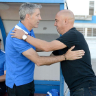 Fernández (izquierda) y Ferreras se saludan antes del encuentro.-ALBERTO CALVO