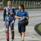 El piloto de Ducati Loris Baz, tras la caída producida en el test de Sepang.-AFP / MOHD RASFAN
