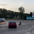 El ciclista, que quedó tendido en la rotonda hasta la llegada de las asistencias, y tuvo que ser finalmente trasladado al HUBU. POLICÍA LOCAL