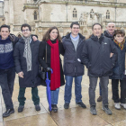 Parte del equipo de Raúl Salinero, en el centro, se reunió ayer frente a la Catedral de Burgos.-SANTI OTERO