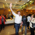 Daniel de la Rosa saluda a militantes y simpatizantes tras conocer los resultados.-ISRAEL L. MURILLO
